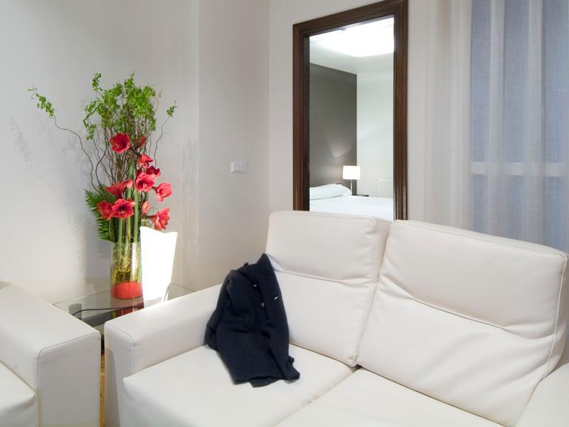 Apartamentos Mendebaldea Suites Pamplona Oda fotoğraf