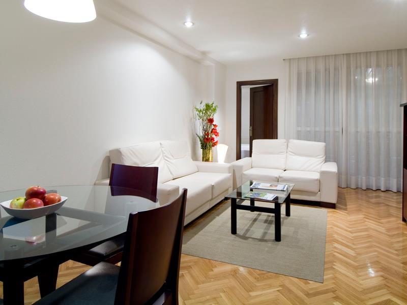 Apartamentos Mendebaldea Suites Pamplona İç mekan fotoğraf
