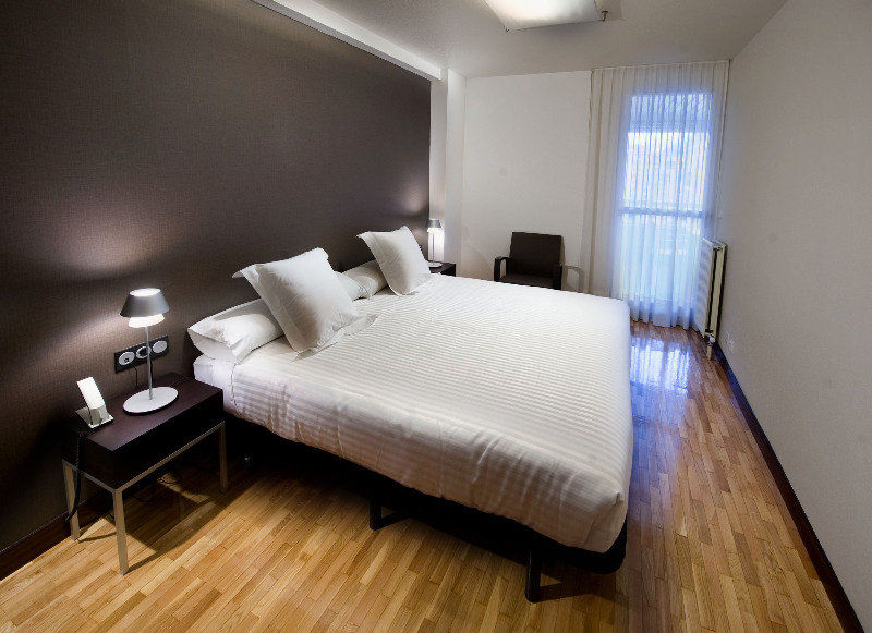 Apartamentos Mendebaldea Suites Pamplona Dış mekan fotoğraf