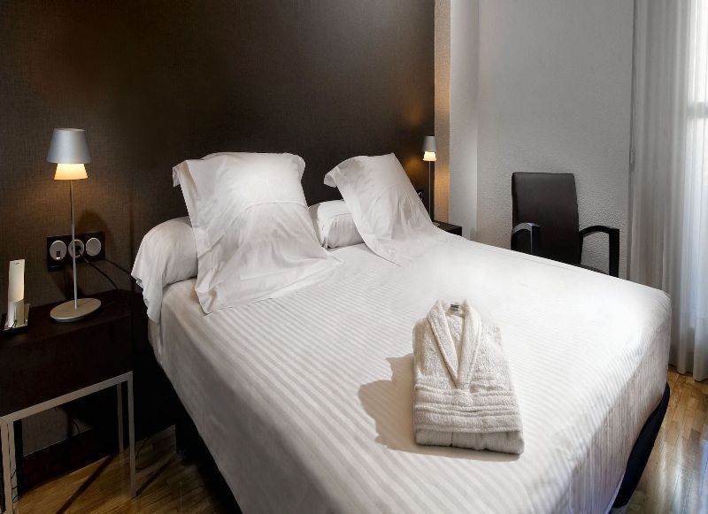 Apartamentos Mendebaldea Suites Pamplona Dış mekan fotoğraf