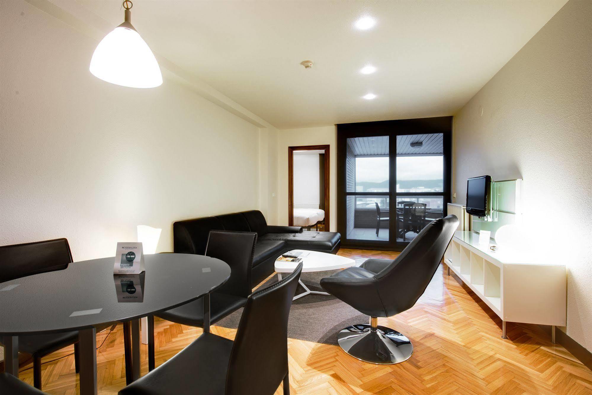 Apartamentos Mendebaldea Suites Pamplona Oda fotoğraf