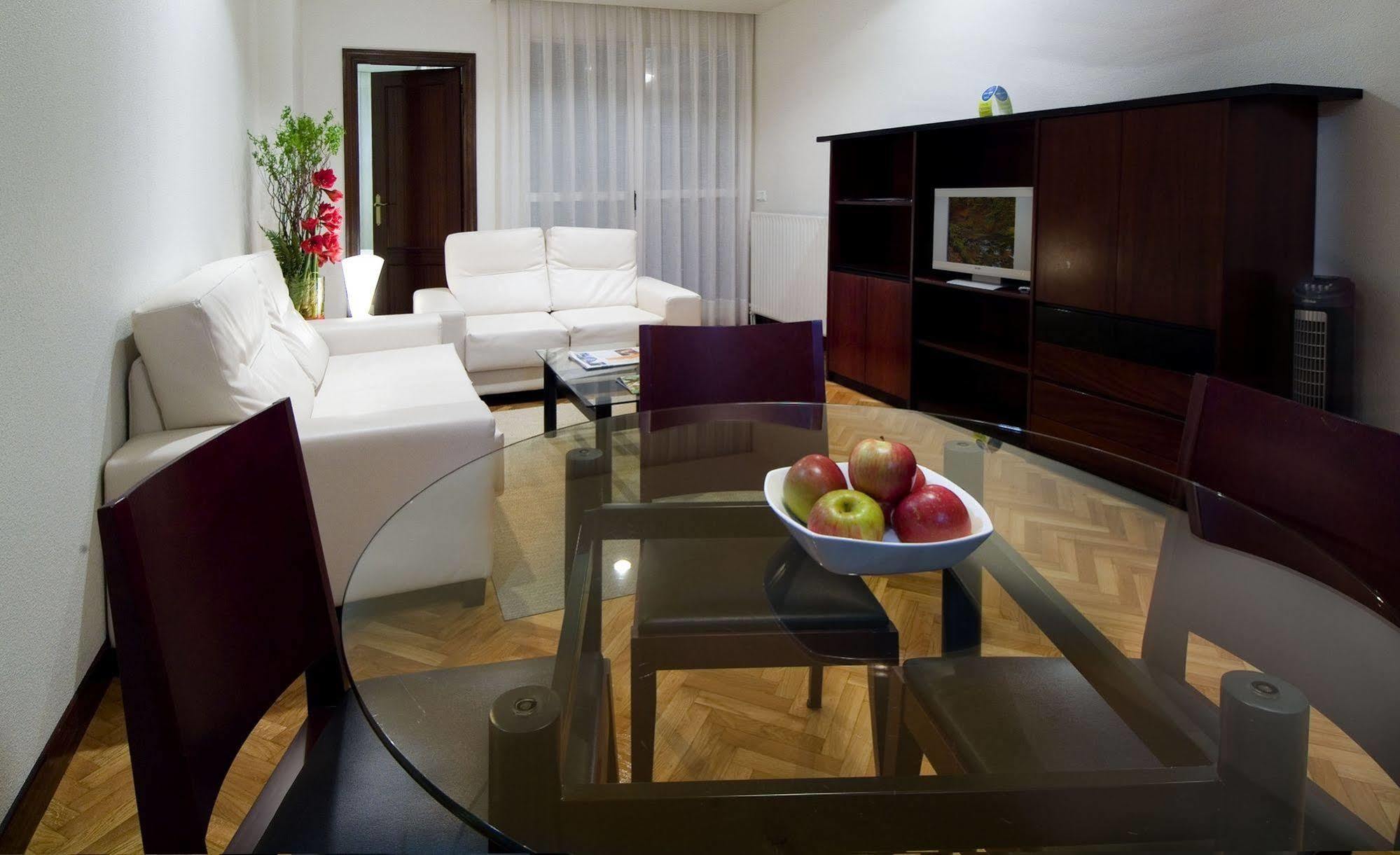 Apartamentos Mendebaldea Suites Pamplona Oda fotoğraf