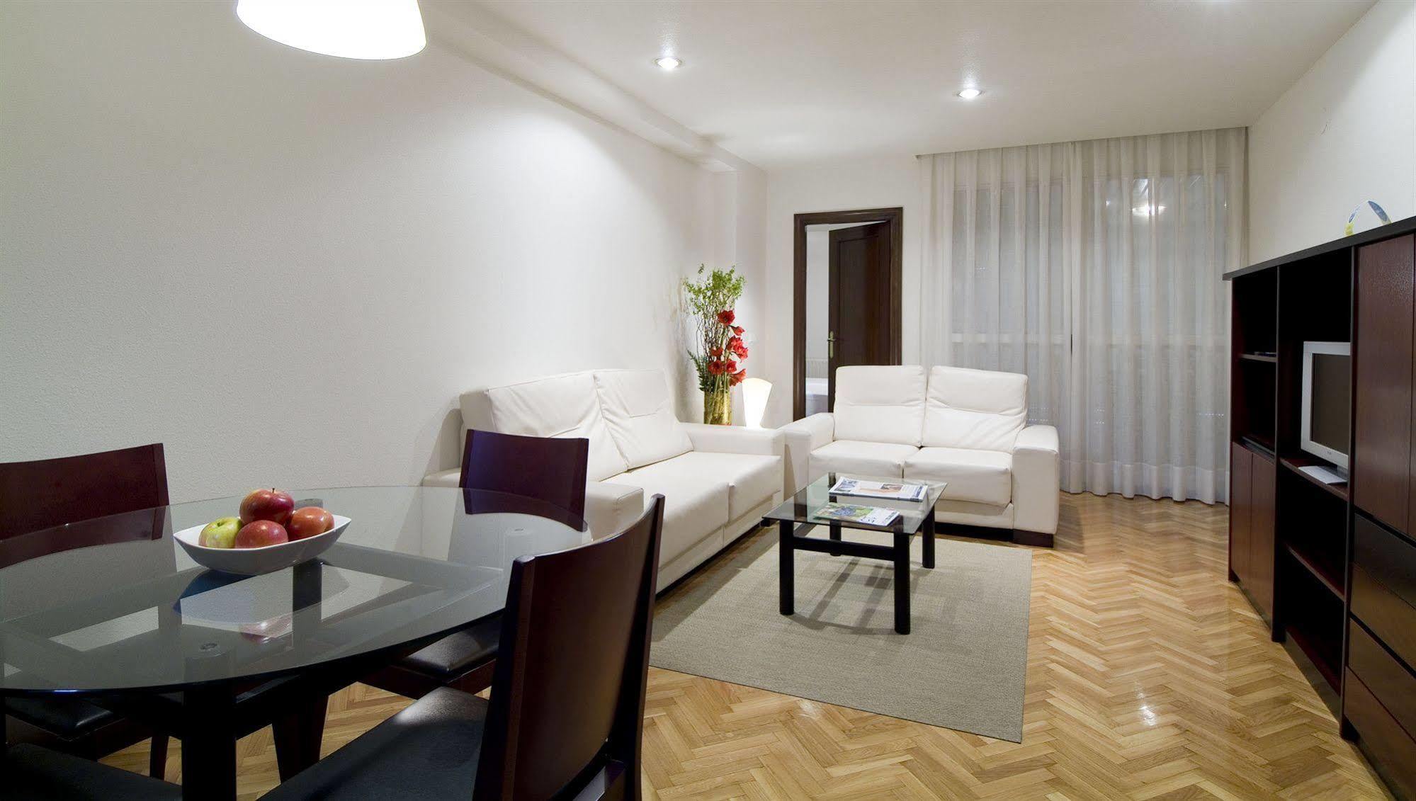 Apartamentos Mendebaldea Suites Pamplona Dış mekan fotoğraf