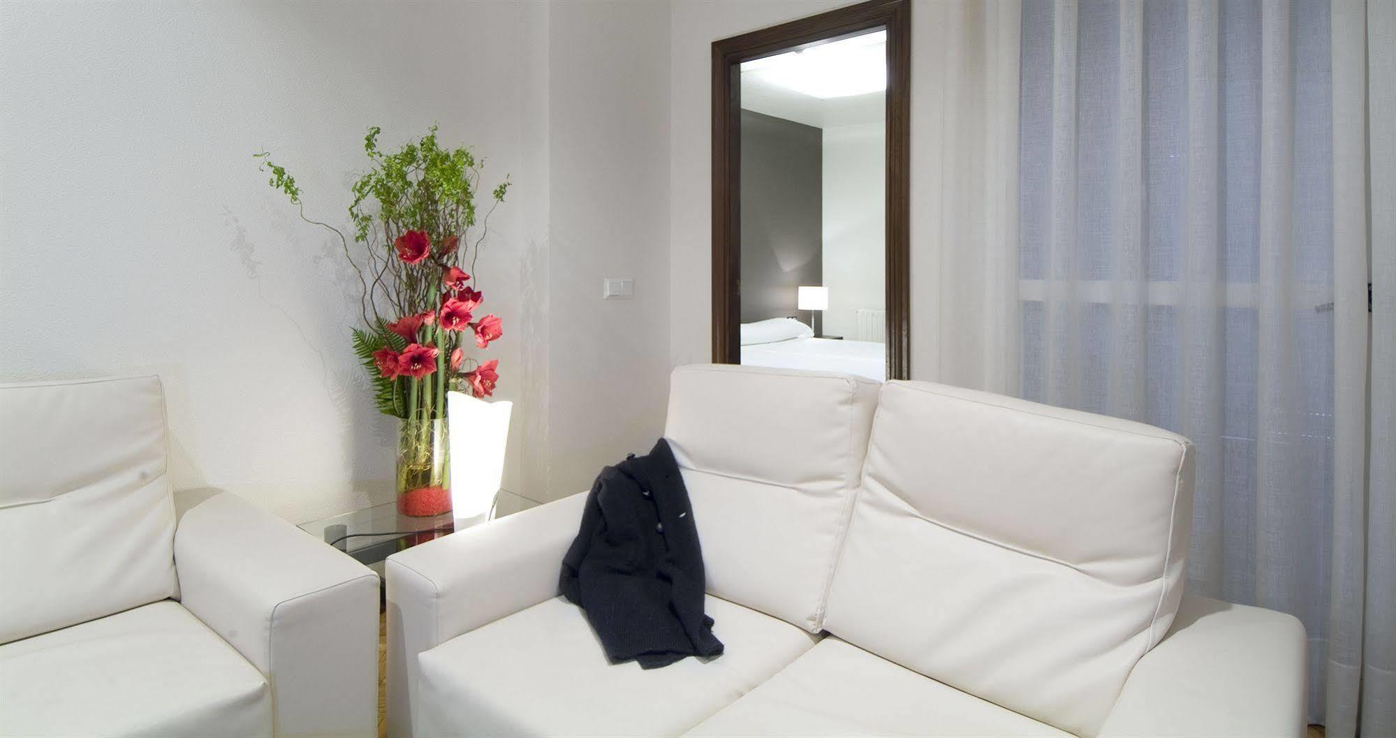 Apartamentos Mendebaldea Suites Pamplona Dış mekan fotoğraf