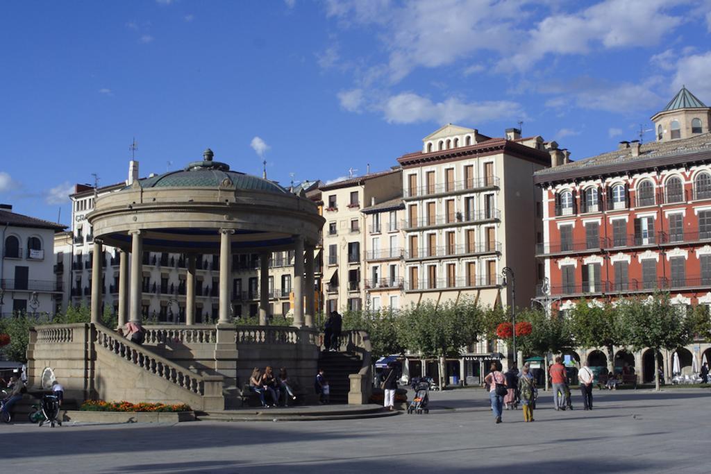 Apartamentos Mendebaldea Suites Pamplona Dış mekan fotoğraf