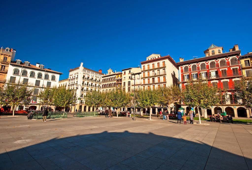 Apartamentos Mendebaldea Suites Pamplona Dış mekan fotoğraf
